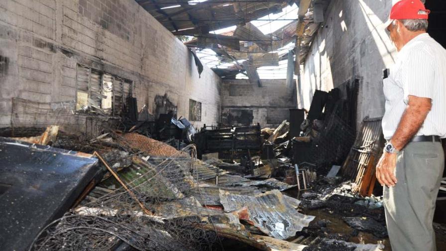 Fuego destruye mueblería en el sector Gurabo en Santiago