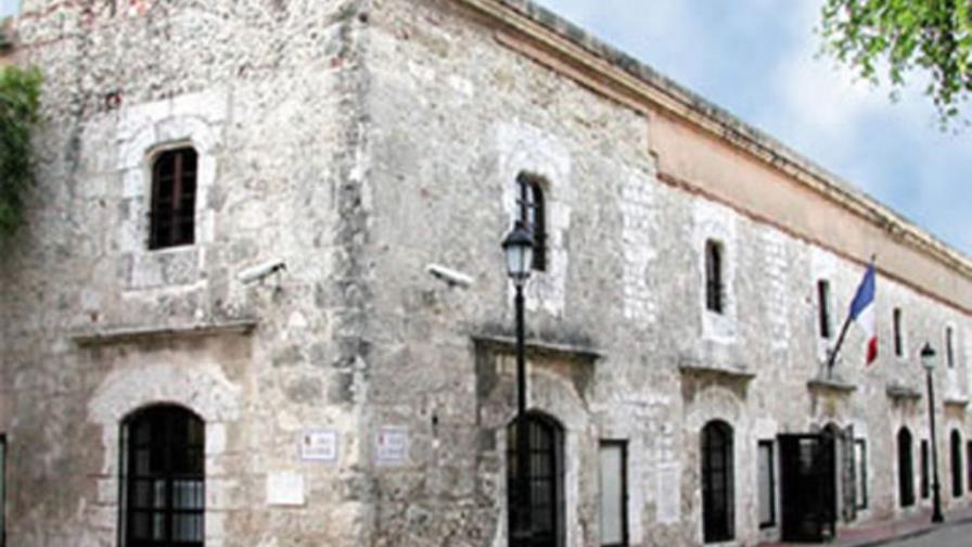 Embajada asiste a los heridos de accidente