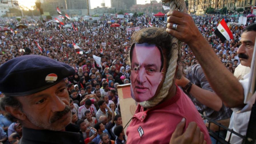 La cadena perpetua a Mubarak deja un sabor amargo en las víctimas egipcias