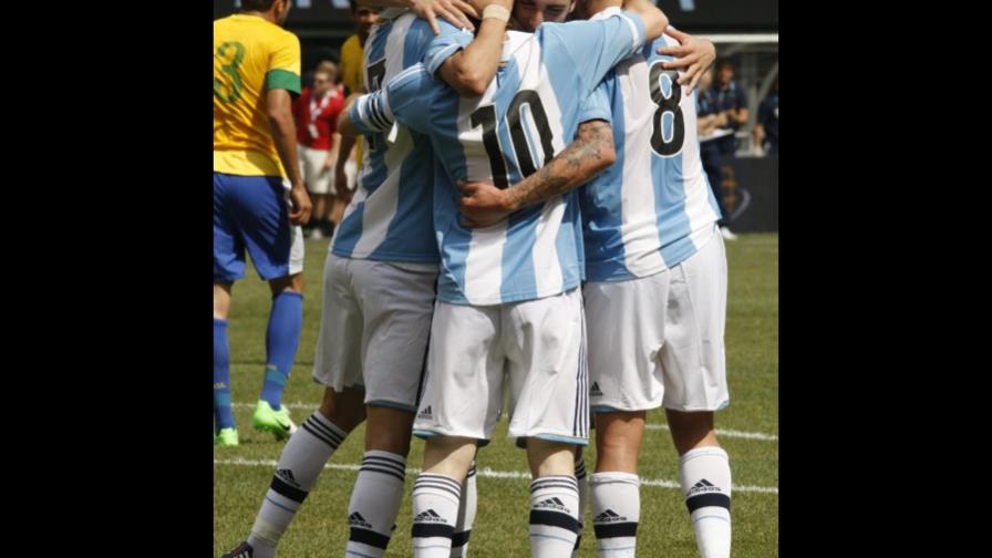 Messi marcó tres goles, opacó a Neymar y le dio otro triunfo a Argentina