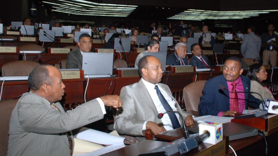 Rechazan privilegios tendrán legisladores en ley de salarios
