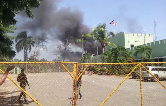 Intenso fuego desata el pánico en la cárcel de La Romana