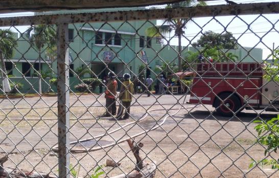 Intenso fuego desata el pánico en la cárcel de La Romana