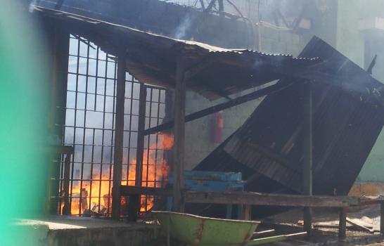 Intenso fuego desata el pánico en la cárcel de La Romana
