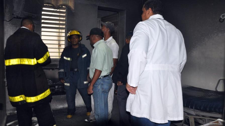 Fuego destruye nivel Hospital Maestros