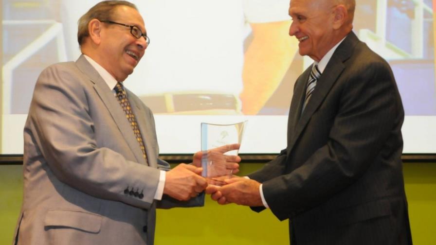 Centro Perelló reconoce trayectoria de Roberto Serrano