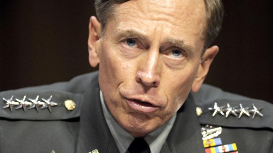 Jefe de CIA renuncia tras relación extramarital