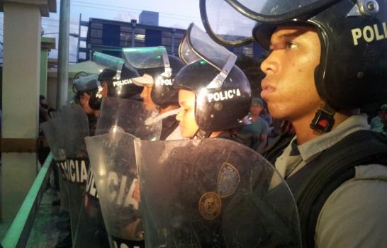 Decenas de jóvenes se manifiestan frente al Palacio de la Policía