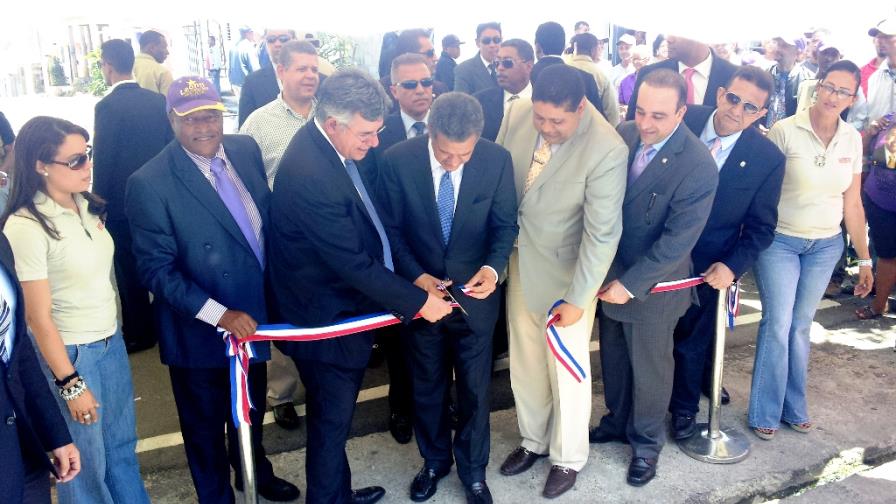 Presidente inaugura obras en Nagua por RD$976 millones