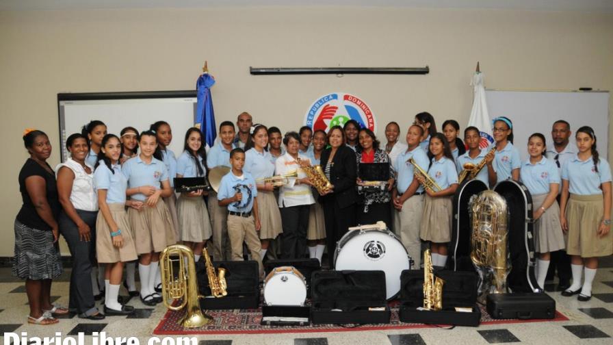 Donan instrumentos musicales a escuela