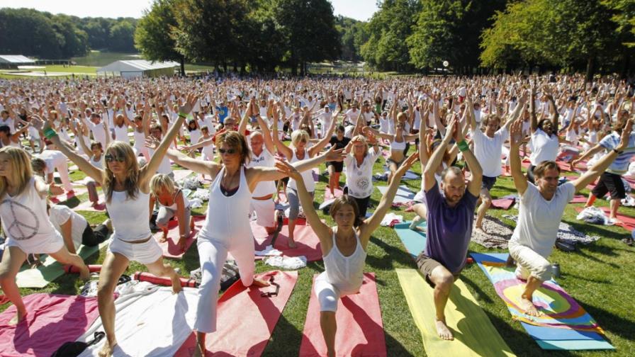 Un practica de yoga multitudinaria