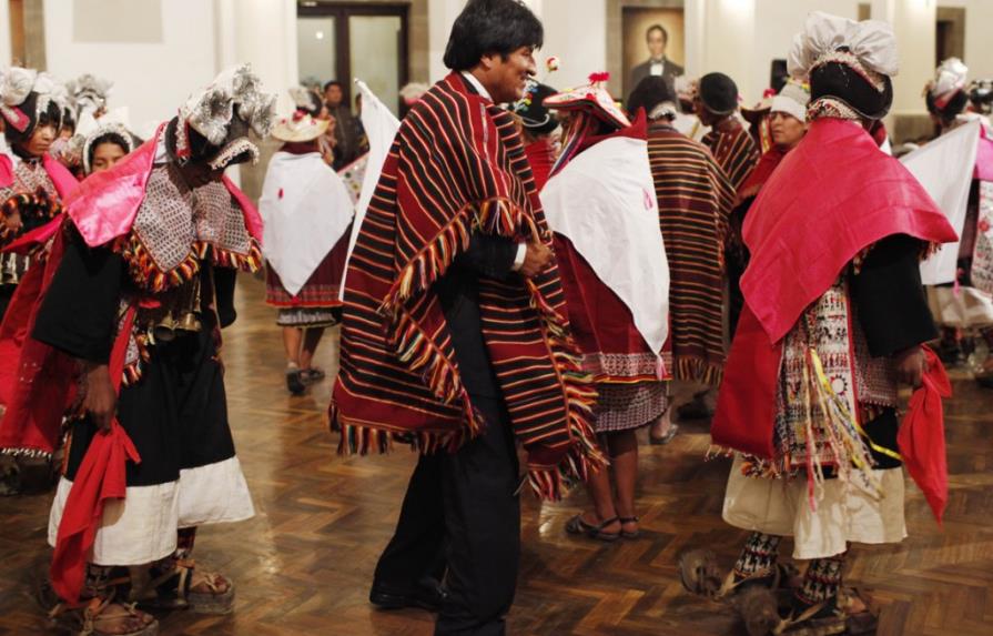 Evo Morales justifica fortuna en ponchos artesanales
