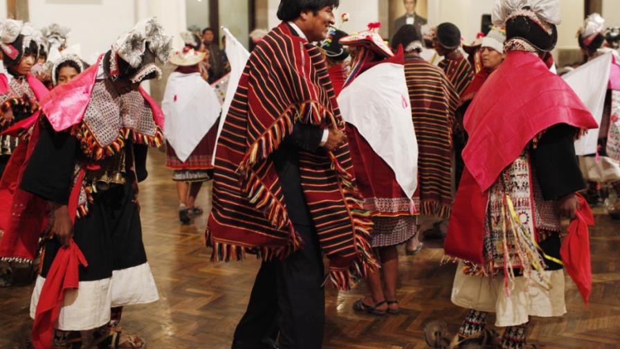 Evo Morales justifica fortuna en ponchos artesanales
