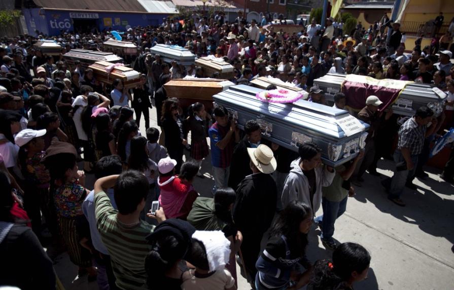 Reducen a 42 la cifra de muertes en Guatemala por el terremoto del miércoles