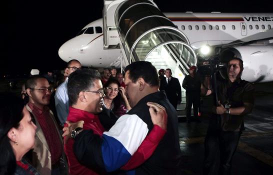 Chávez juramentó al ministro de Defensa antes de partir para Cuba