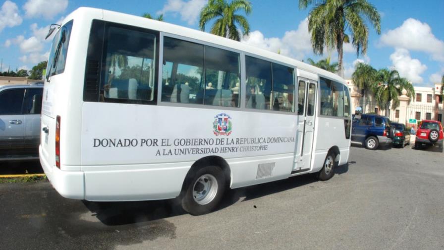 También donará dos buses a Haití