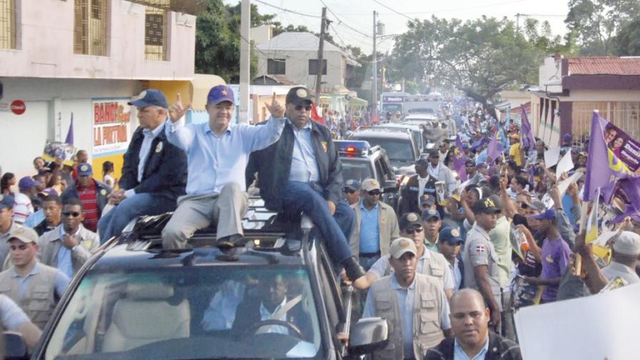 Leonel promueve en Baní a Danilo y Margarita Leonel promueve en Baní a Danilo y Margarita