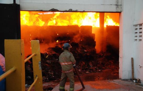 Bomberos no logran controlar incendio en empresa de Villa Mella