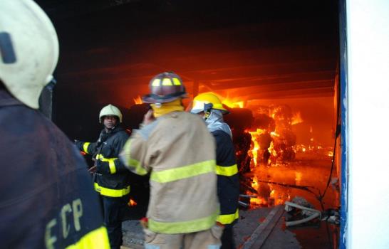Bomberos no logran controlar incendio en empresa de Villa Mella