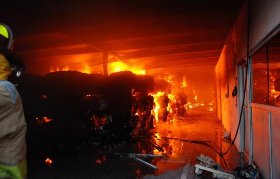 Bomberos no logran controlar incendio en empresa de Villa Mella