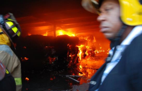 Bomberos no logran controlar incendio en empresa de Villa Mella