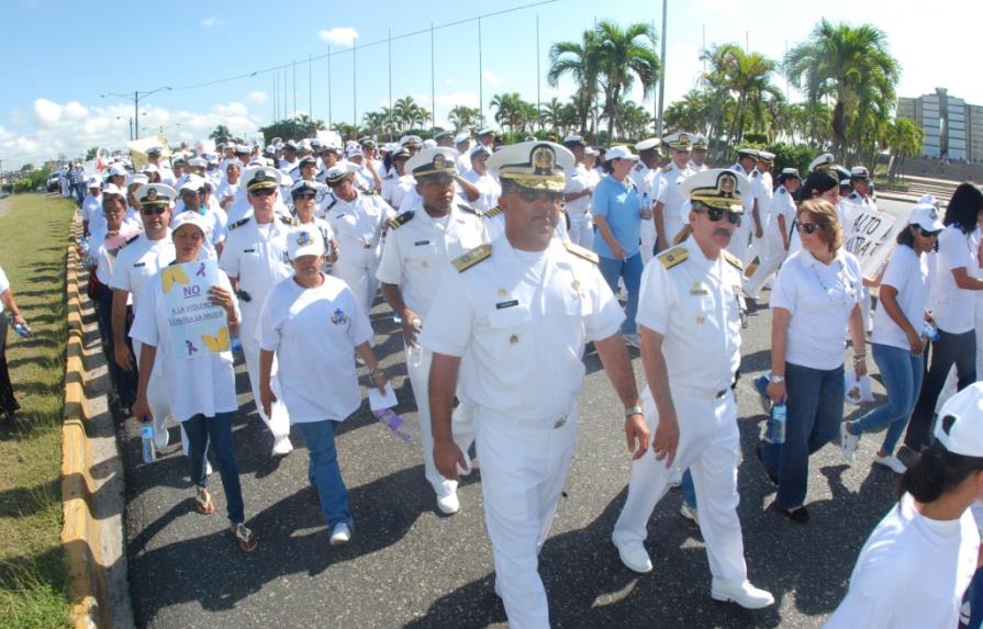 La Marina marcha por la no violencia