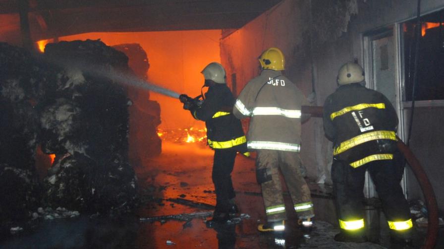 Fuego afecta una empresa Villa Mella