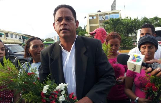 Reverendo entrega flores para combatir agresividad en campaña