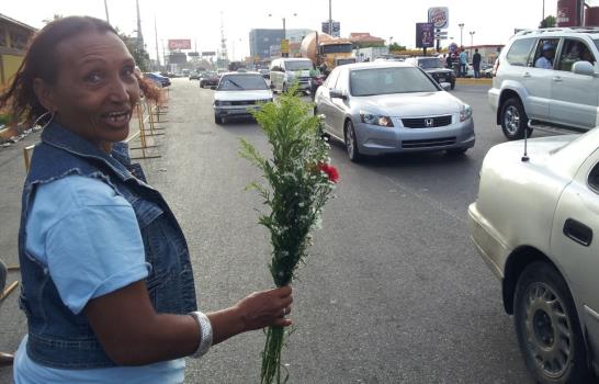 Reverendo entrega flores para combatir agresividad en campaña