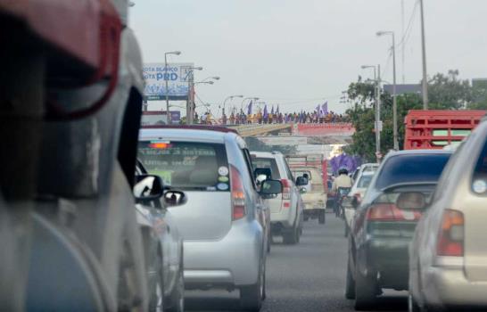 Bandereo provoca taponamiento en Santo Domingo Este