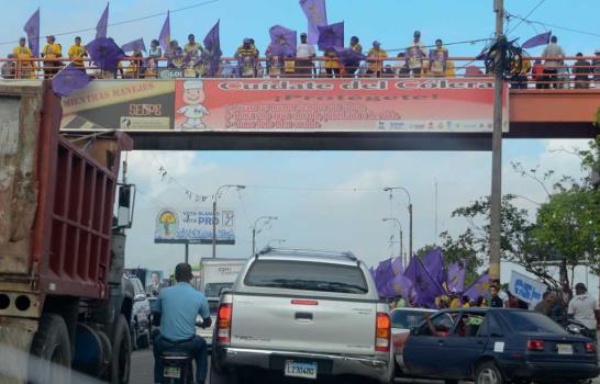 Bandereo provoca taponamiento en Santo Domingo Este