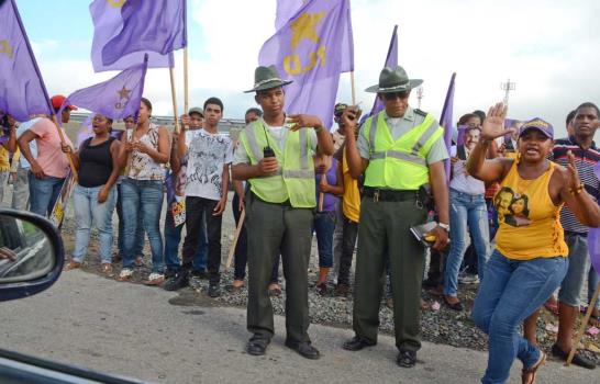 Bandereo provoca taponamiento en Santo Domingo Este