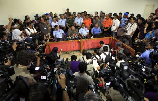 Recobran 12 cadáveres del avión ruso siniestrado en un volcán de Indonesia