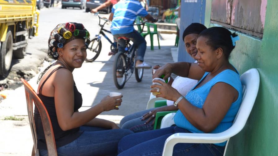 Agua y franelas para soportar el calor Agua y franelas para soportar el calor
