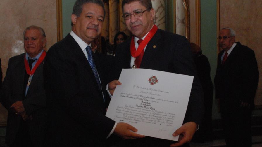 Ejecutivo condecora a diez historiadores