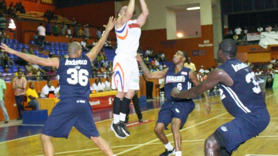 Los Indios, firmes en primero, al derrotar 93-83 a los Leones Los Indios, firmes en primero, al derrotar 93-83 a los Leones