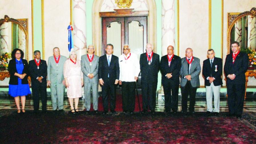 Ejecutivo condecora historiadores