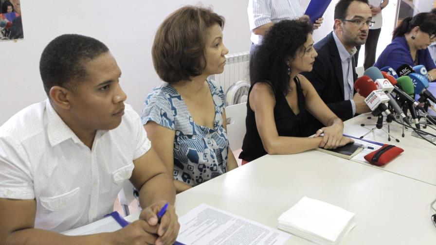 Inmigrantes dominicanos y de otros países piden apoyo contra reforma sanitaria española