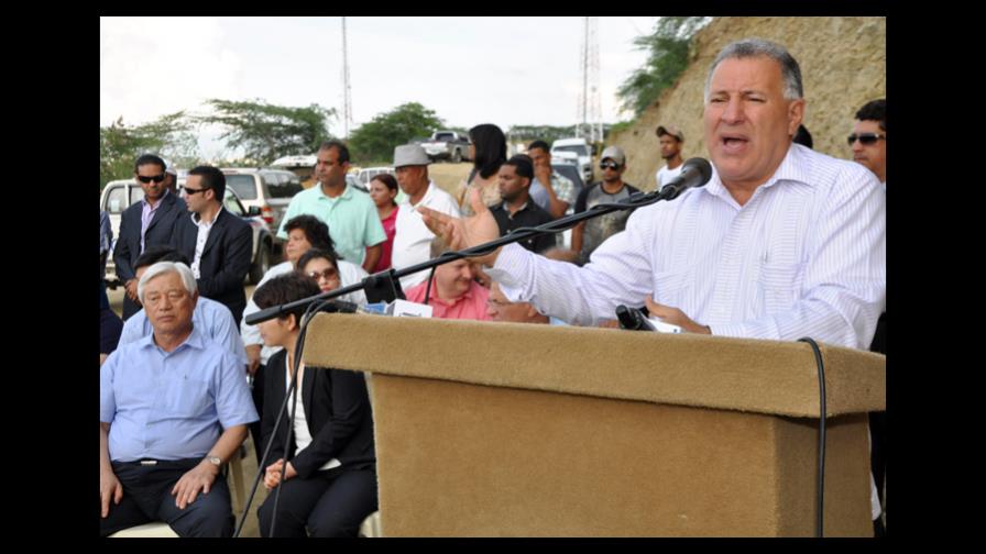 Inician construcción de apartamentos para reubicar residentes Hoyo de Julia