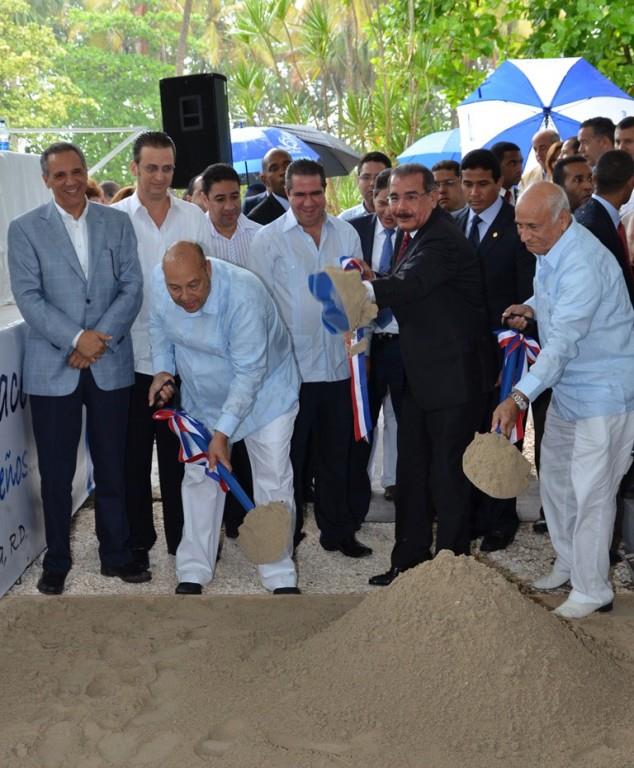 Danilo Medina da primer palazo para iniciar construcción hotel