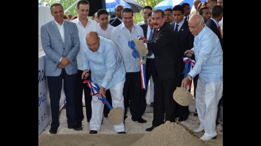 Danilo Medina da primer palazo para iniciar construcción hotel