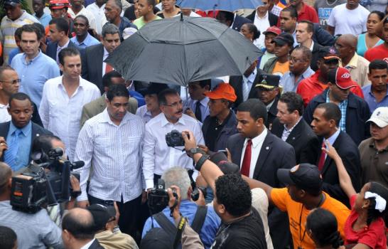 Danilo Medina recorre zonas afectadas por inundaciones