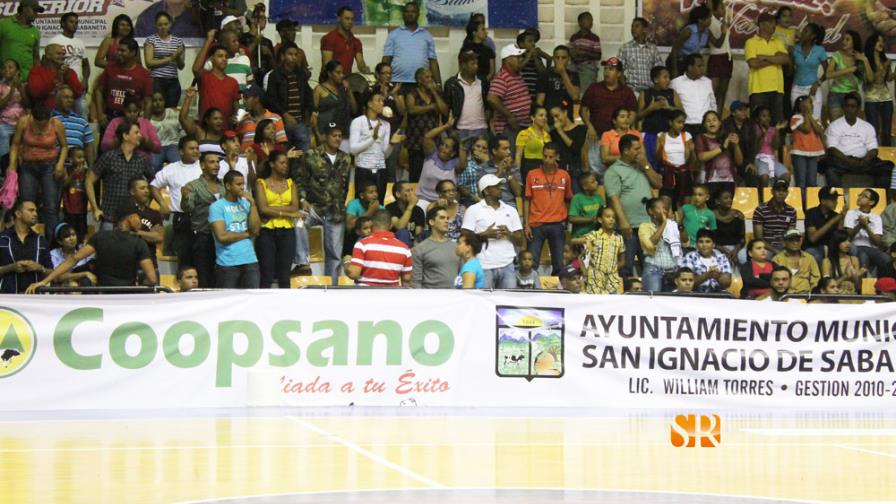 Gilson García y Pueblo Arriba triunfan en Basket Superior de Santiago Rodríguez