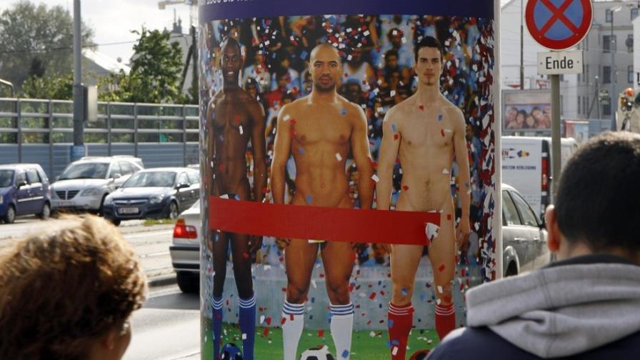 Hombre se quita la ropa en exposición de desnudos