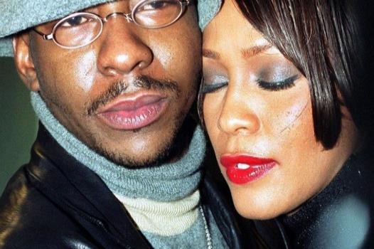 Whitney Houston fue hallada con la cabeza bajo el agua en la bañera