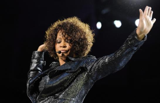 Whitney Houston fue hallada con la cabeza bajo el agua en la bañera