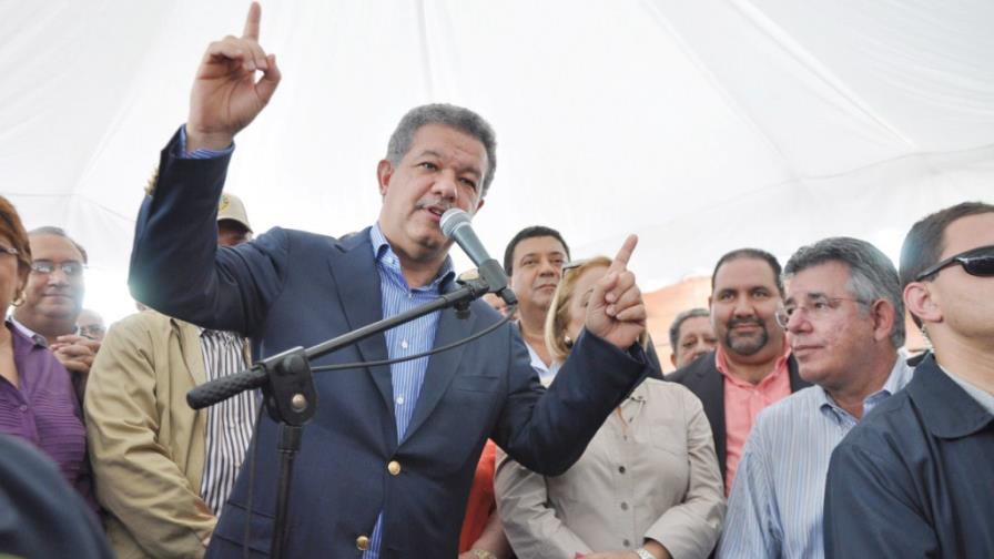 LF recorre Constanza y Jarabacoa; promete varias obras