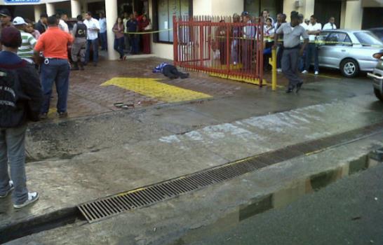 Acribillan hombre a tiros en plaza de la Avenida 27 de Febrero