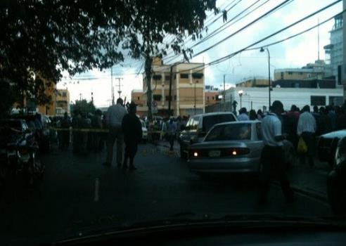 Acribillan hombre a tiros en plaza de la Avenida 27 de Febrero