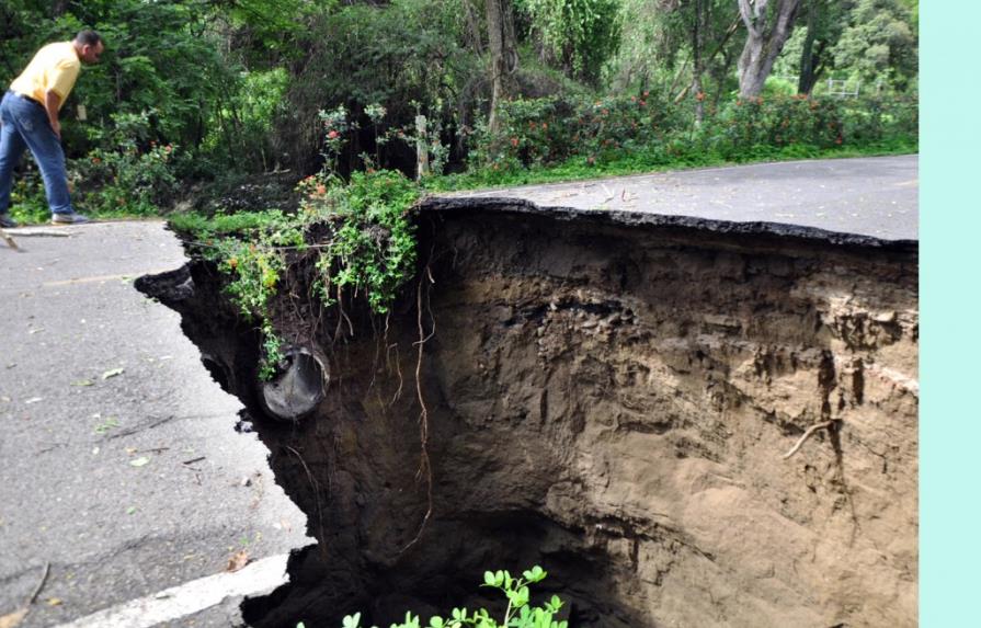 Las lluvias dañan carreteras en Santiago; cientos de personas afectadas